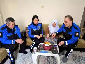 81 Yaşındaki Kadına Polis Doğum Günü Sürprizi