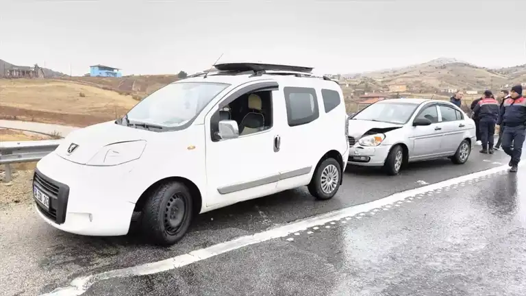 Kırıkkale'de Çift Trafik Kazası: 5 Yaralı
